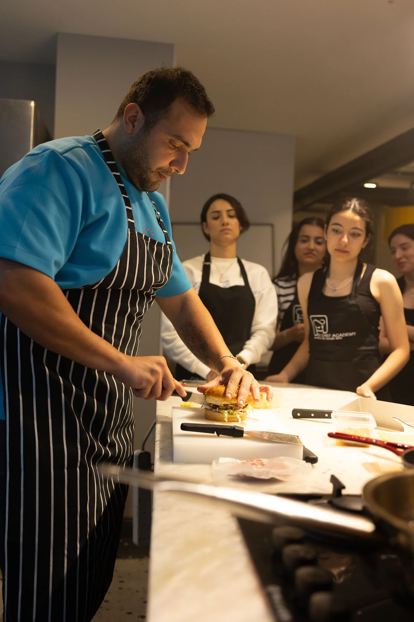 Amici durante un corso di cucina