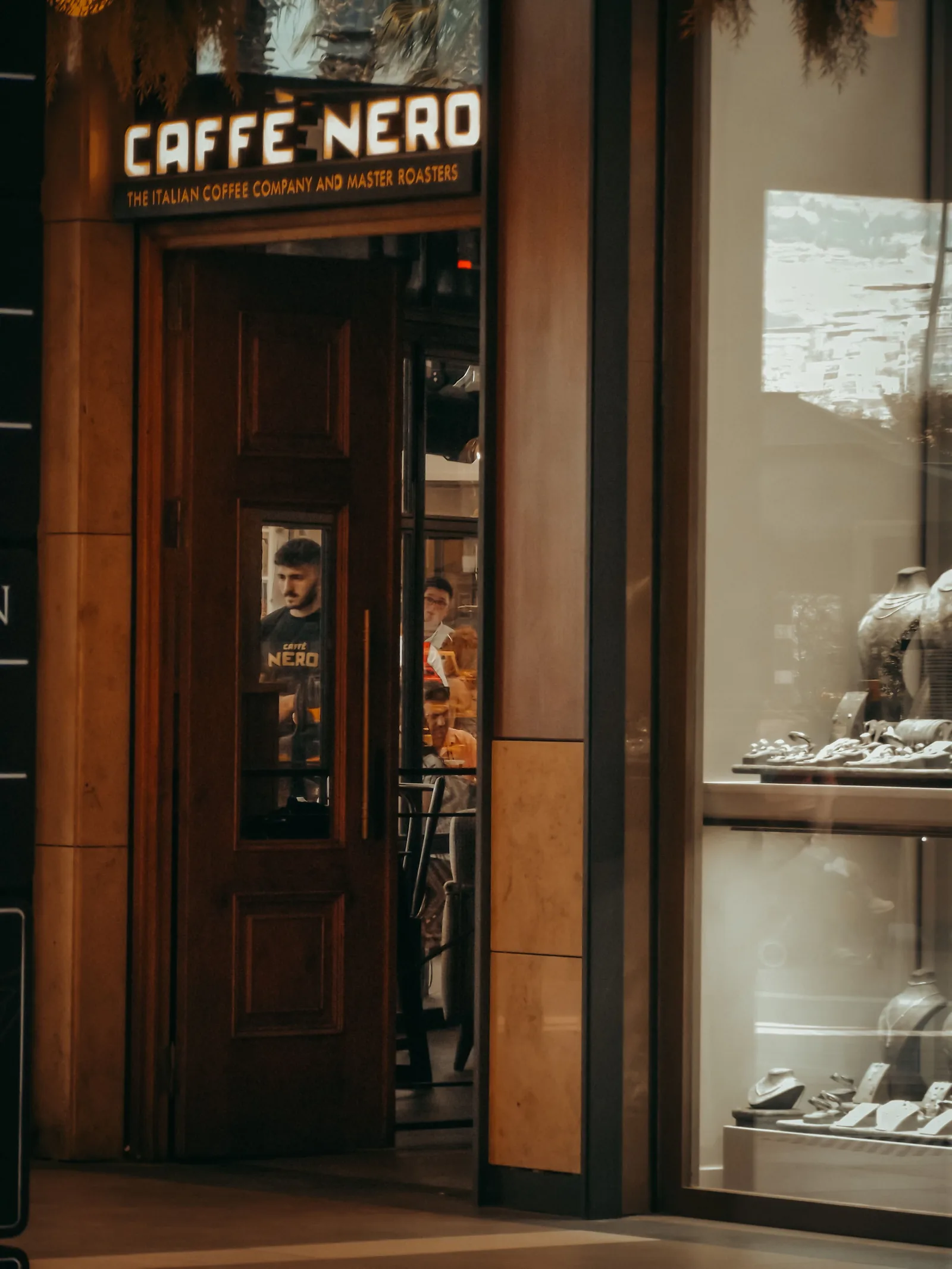 Interno accogliente di un caffè milanese